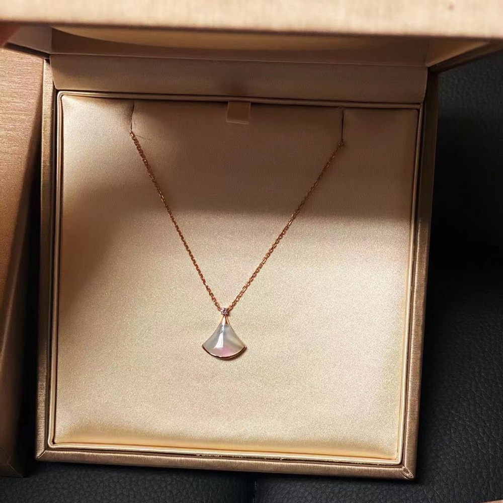 Bvlgari Diva’s Dream Necklace in Mother of Pearl